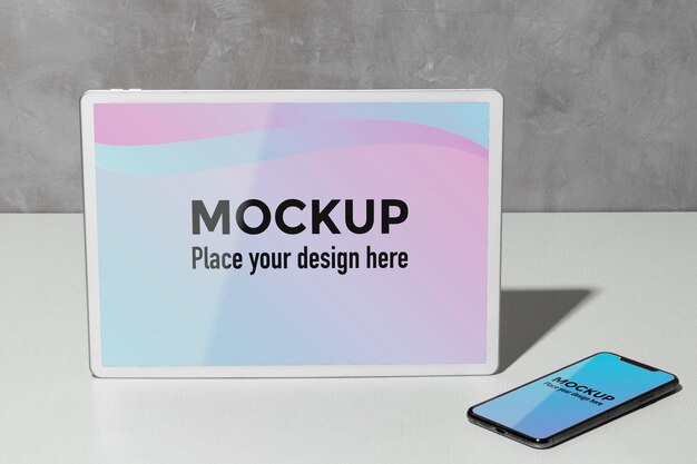 Dispositivi mockup sul tavolo