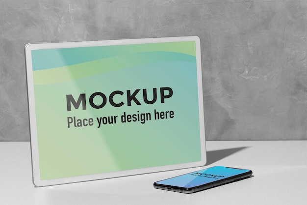 Dispositivi mockup sul tavolo