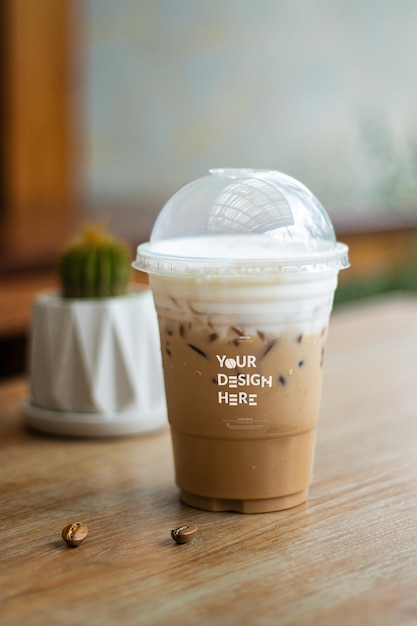 木製のテーブル上のプラスチックのカップに使い捨てのコーヒーカップアイスコーヒーカプチーノラテモカのモック