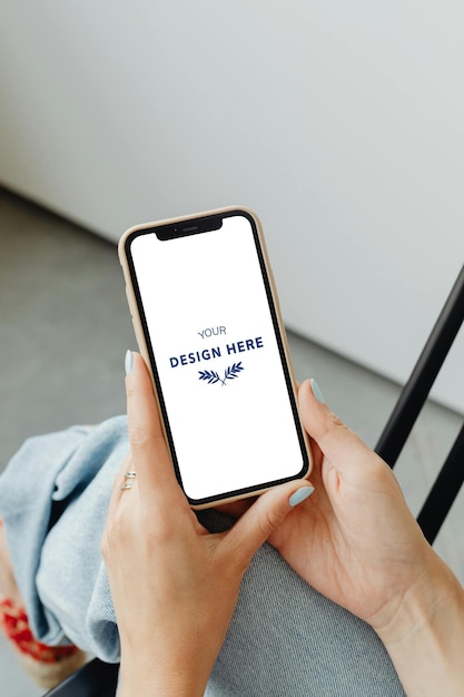 mockup een vrouw houdt een telefoon met het woord ontwerp erop