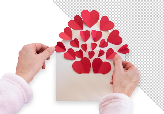 Макет женских рук кладет красные бумажные сердца в белый конверт