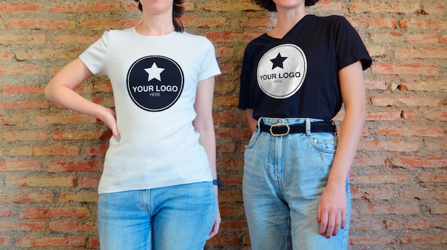 PSD Макет для футболки - две девушки в повседневной позе