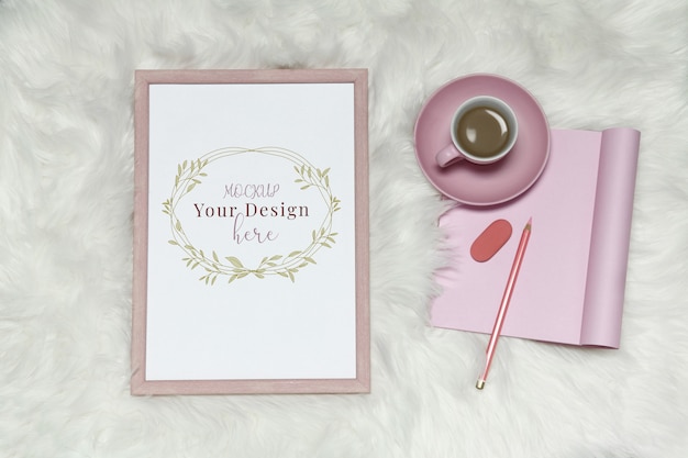 Mockup foto frame op witte harige achtergrond met roze notities en kopje koffie