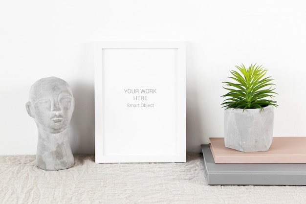 Mockup fotolijst met plant en boeken