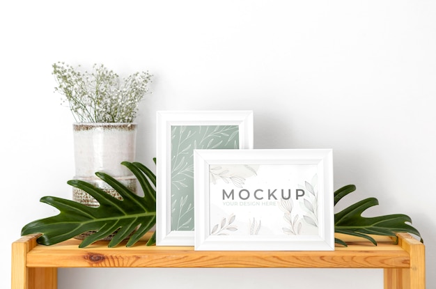 Mockup frame naast bloemen