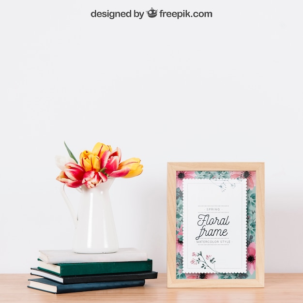 Mockup di frame accanto alla pianta sui libri