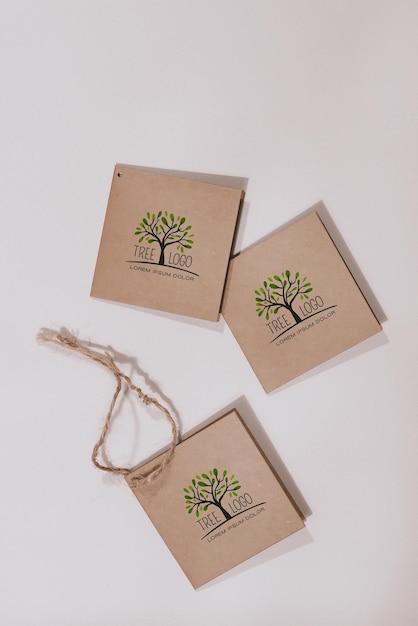 Mockup di etichette regalo appese realizzate con carta kraft ecologica marrone in diverse forme con spago