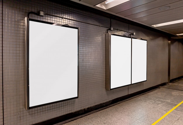 Immagine del mockup di manifesti di schermo bianco cartellone bianco e ha portato nella stazione della metropolitana per la pubblicità