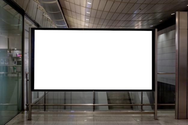 広告用の地下鉄駅のホワイトスクリーンポスターと白いビルボードのモックアップ画像