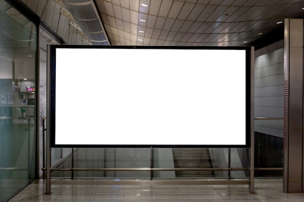 PSD immagine del mockup di manifesti di schermo bianco cartellone bianco e ha portato nella stazione della metropolitana per la pubblicità