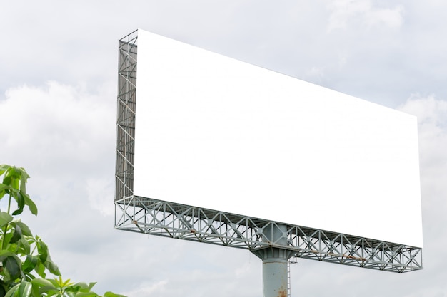 Immagine del modello di manifesti di schermo bianco cartellone bianco con nuvole bianche cielo per la pubblicità