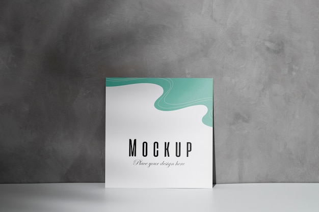 Mockup-kaart die op de muur leunt