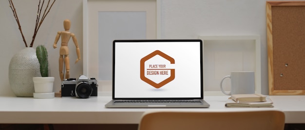 Mockup di laptop, cancelleria e decorazioni