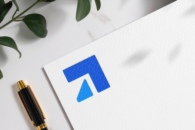 Mockup logo Astera Labs na białym papierze z efektem wygrawerowanym z gałęzią v1