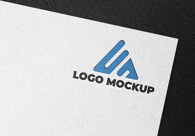 Attività di progettazione di logo mockup su carta bianca