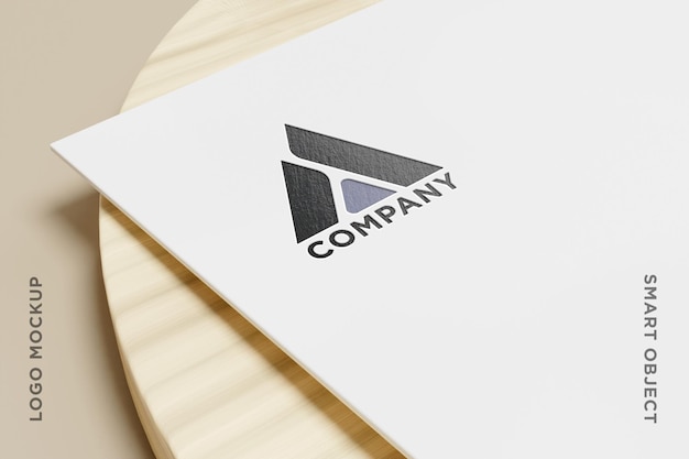 Mockup-logo met met papier en hout