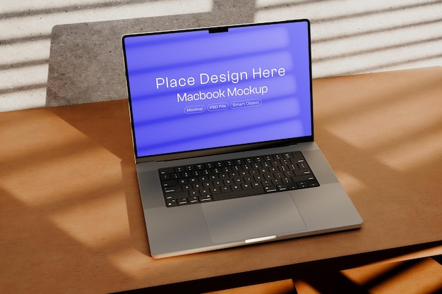 Mockup MacBooka na stole