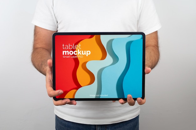 PSD mockup di uomo che tiene un tablet pro