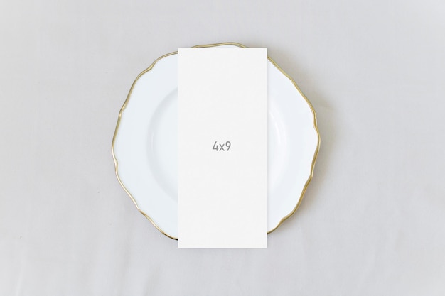 Carta del menu mockup sul piatto bianco