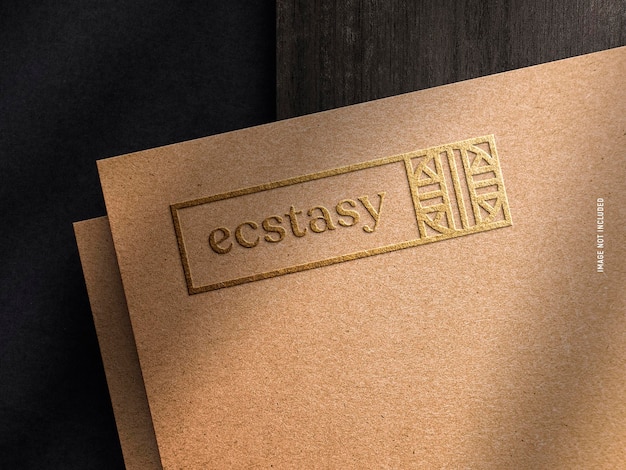 Mockup met gouden logo in reliëf op beige kraftpapier