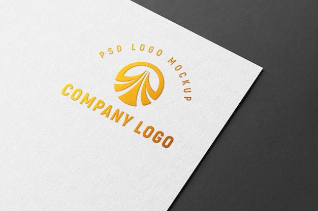 Mockup met gouden logo in reliëf