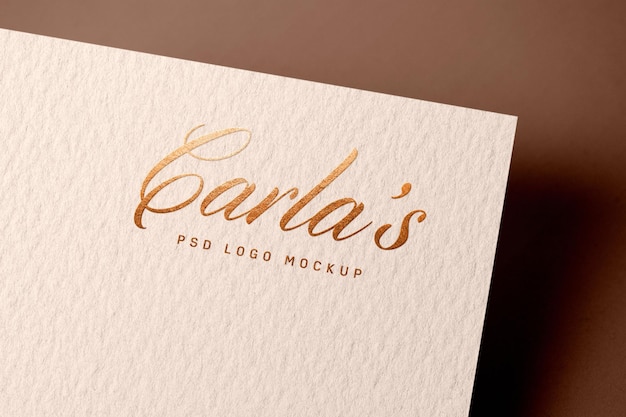 Mockup met gouden logo in reliëf