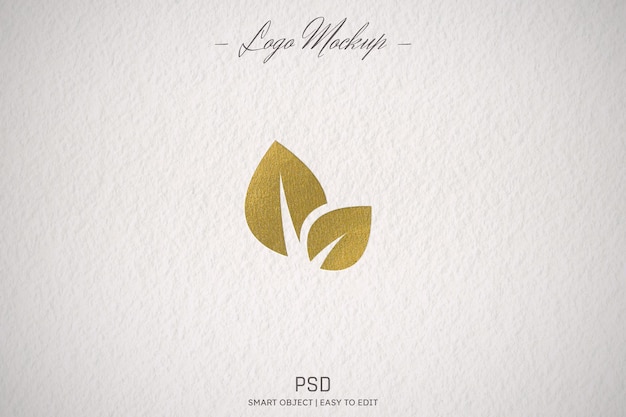 PSD mockup met gouden logo op papier