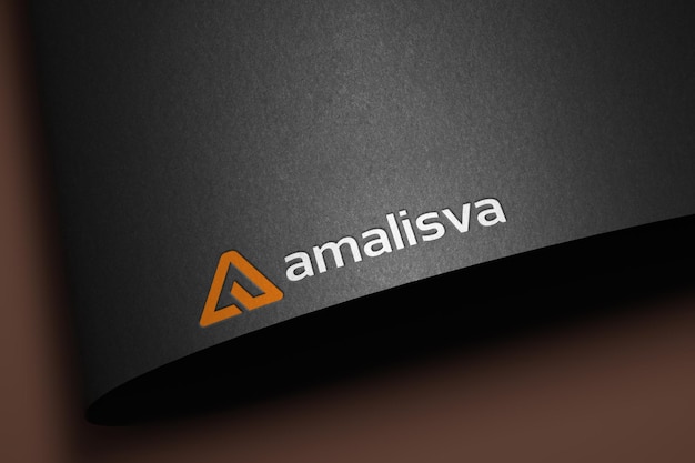 Mockup met ingeslagen logo op zwart gebogen papier