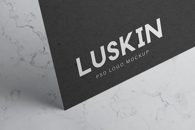 PSD mockup met ingeslagen logo op zwart papier