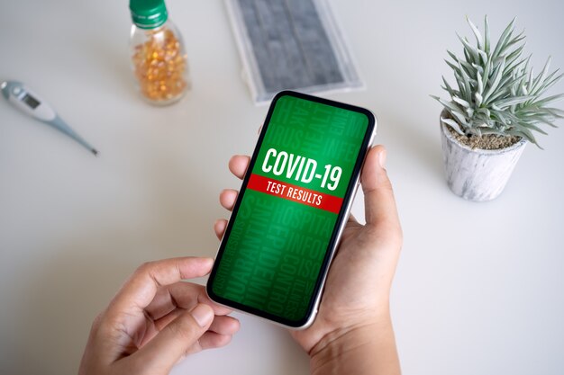 Mockup mobiele telefoon, een persoon met een smartphone voor covid19-uitbraak
