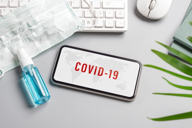 コロナウイルスまたはcovid-19の発生のモックアップモバイルフォー