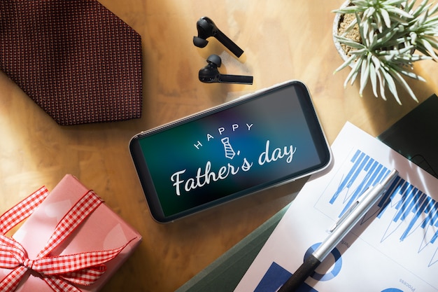 PSD telefono cellulare del modello per il concetto di festa del papà