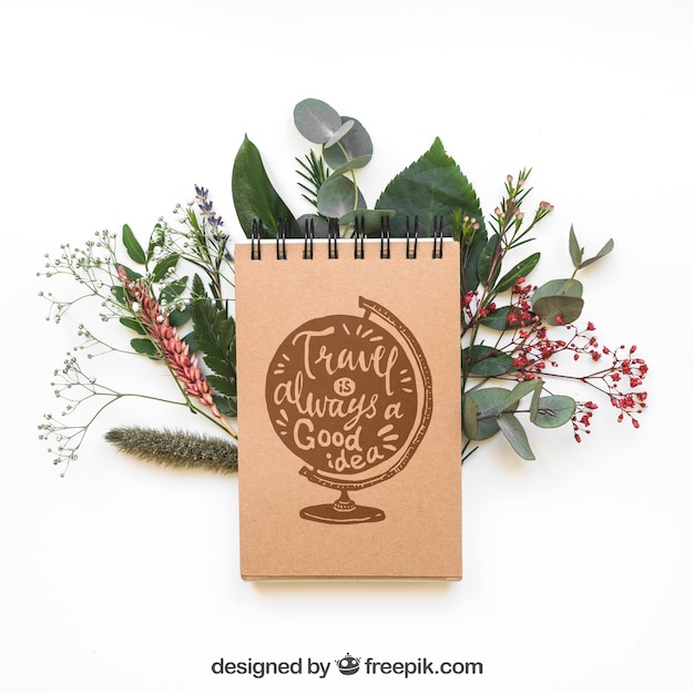 PSD mockup di blocco note sulle foglie