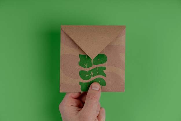 Mockup-ontwerp met vierkante envelop