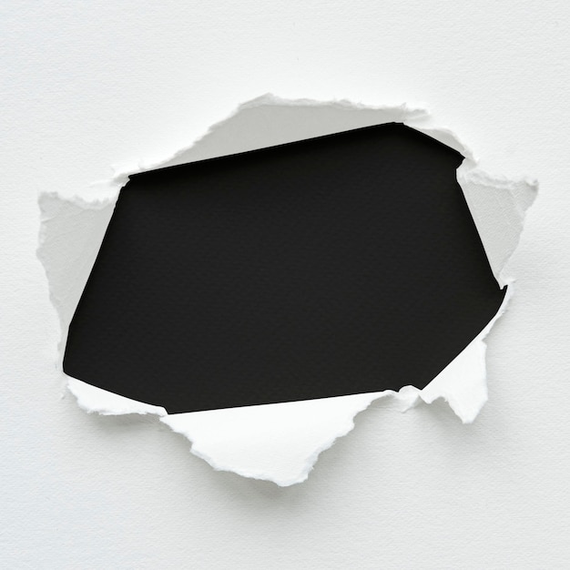 PSD mockup-ontwerp van gescheurd papier op een muur