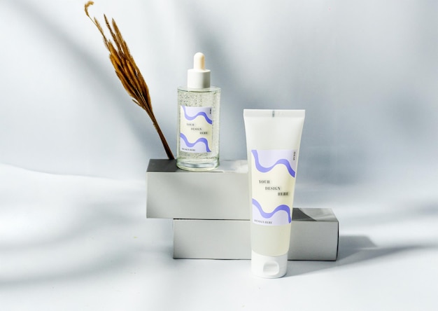 Mockup opakowania do mycia twarzy i serum do pielęgnacji skóry