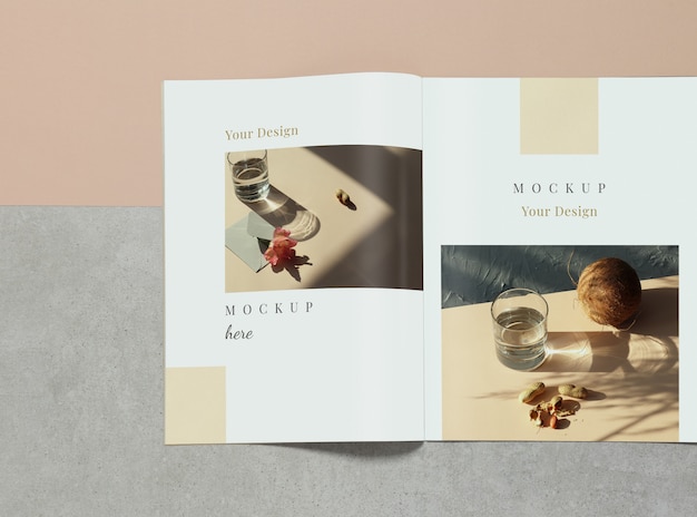 Mockup rivista aperta su sfondo grigio e beige