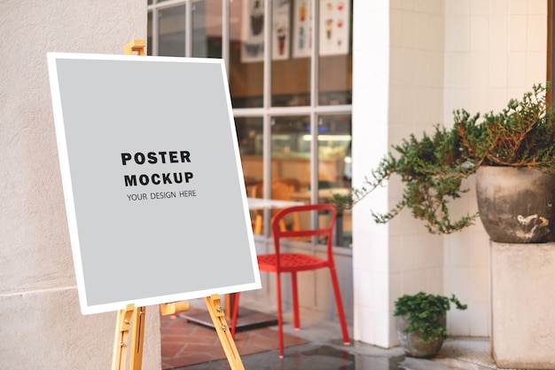 PSD mockup poster promozione speciale messo davanti al ristorante