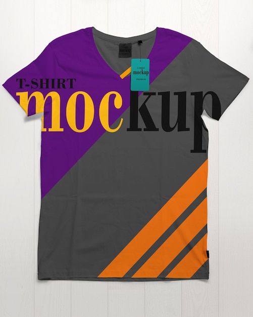 Mockup psd bevrijd een shirt waarop een t-shirtmodel staat