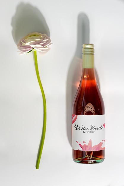 Mockup vino rosato con fiore