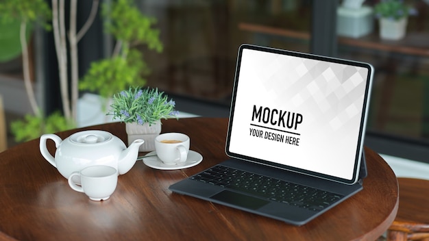 Mockup di computer portatile schermo con forniture per ufficio sul tavolo bianco