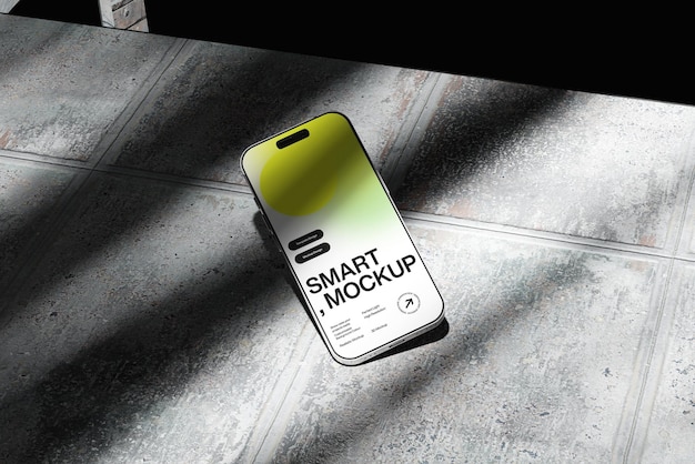 Mockup smartfona na powierzchni grunge metalu
