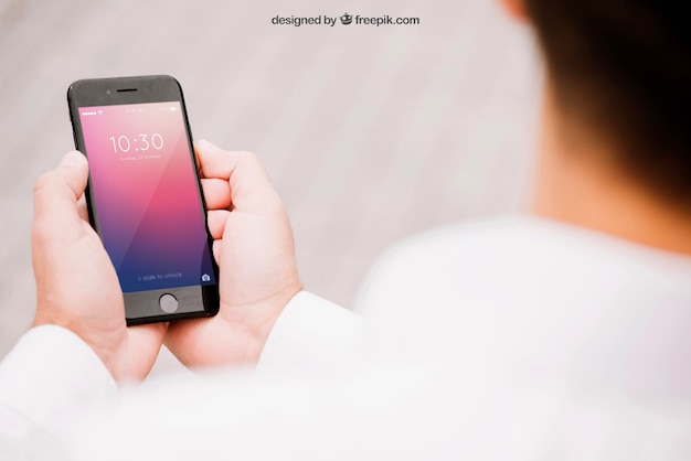 Mockup di smartphone con uomo sfocato