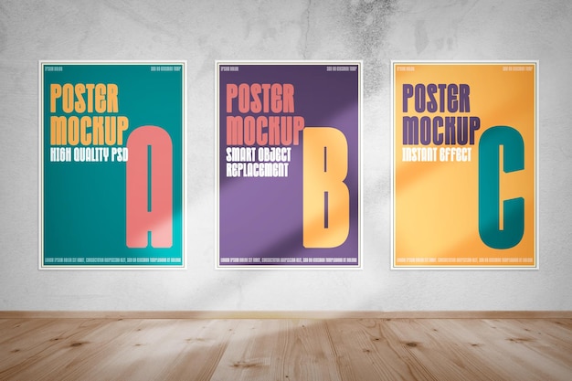 PSD mockup di tre poster appesi alla parete illuminata