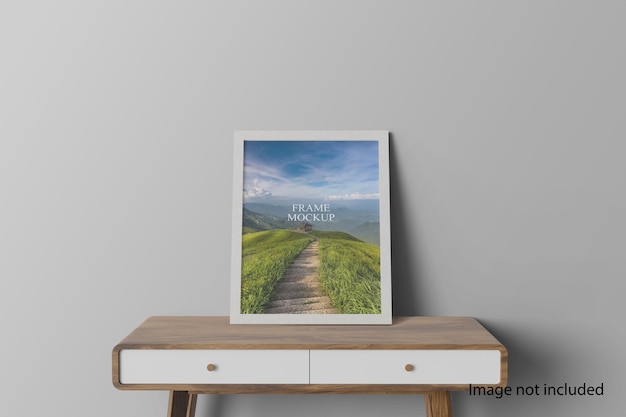 Mockup van een fotoram geplaatst op een houten tafel met een uitzicht van de voorkant