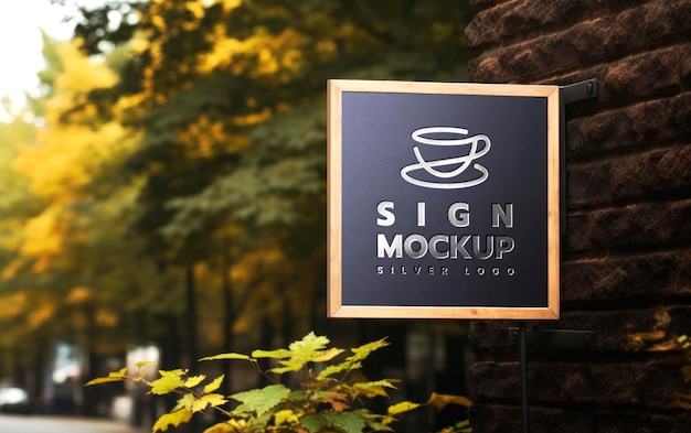 Mockup van het zilveren logo van het coffee hanging sign