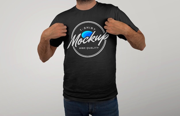 PSD mockup van mannelijk model met zwarte t-shirt