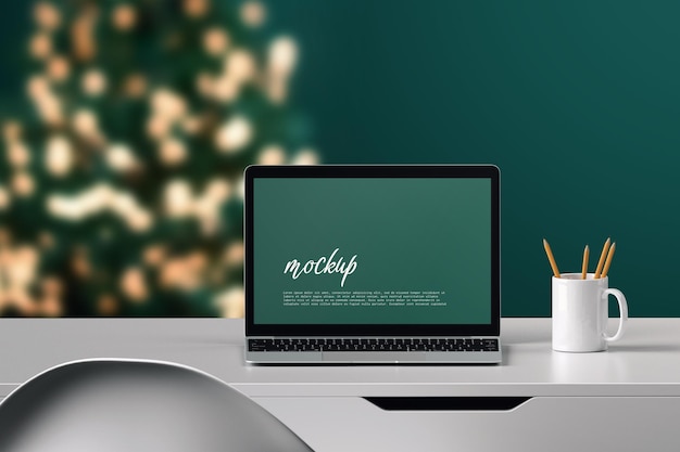 Mockup van online promo-verkoopconcept voor laptopscherm boven kerstboomverlichting