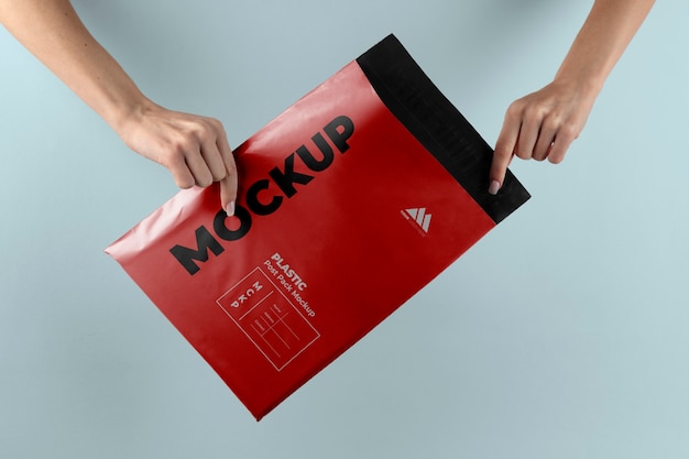 Mockup van plastic postpakket in handen gehouden