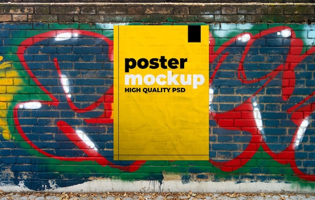 PSD mockup van poster op graffitimuur